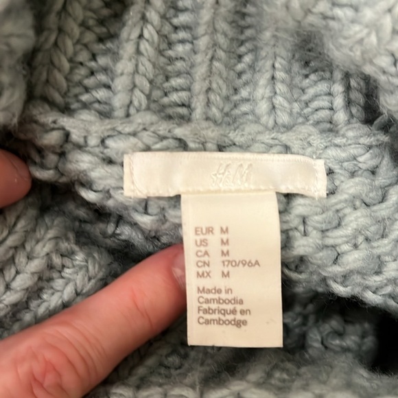 H&M Wool Blend Dropped Shoulder Sweater Light Green EUC Size Medium - Picture 8 of 8